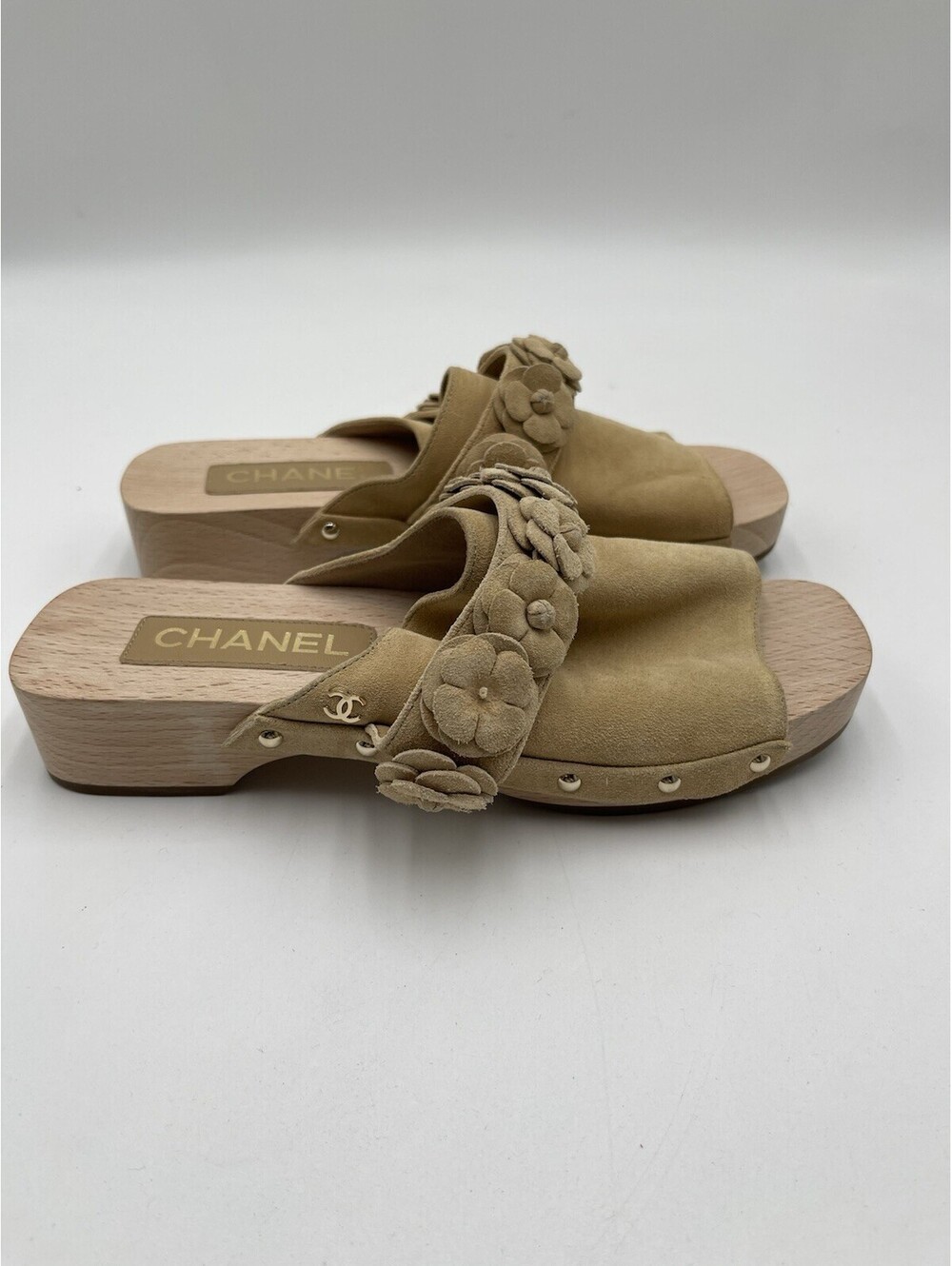 Women’s Chanel 22P camellia accent Flower clogs in beige Suede Size 38